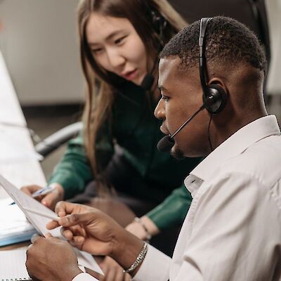 employee-feedback-man-woman